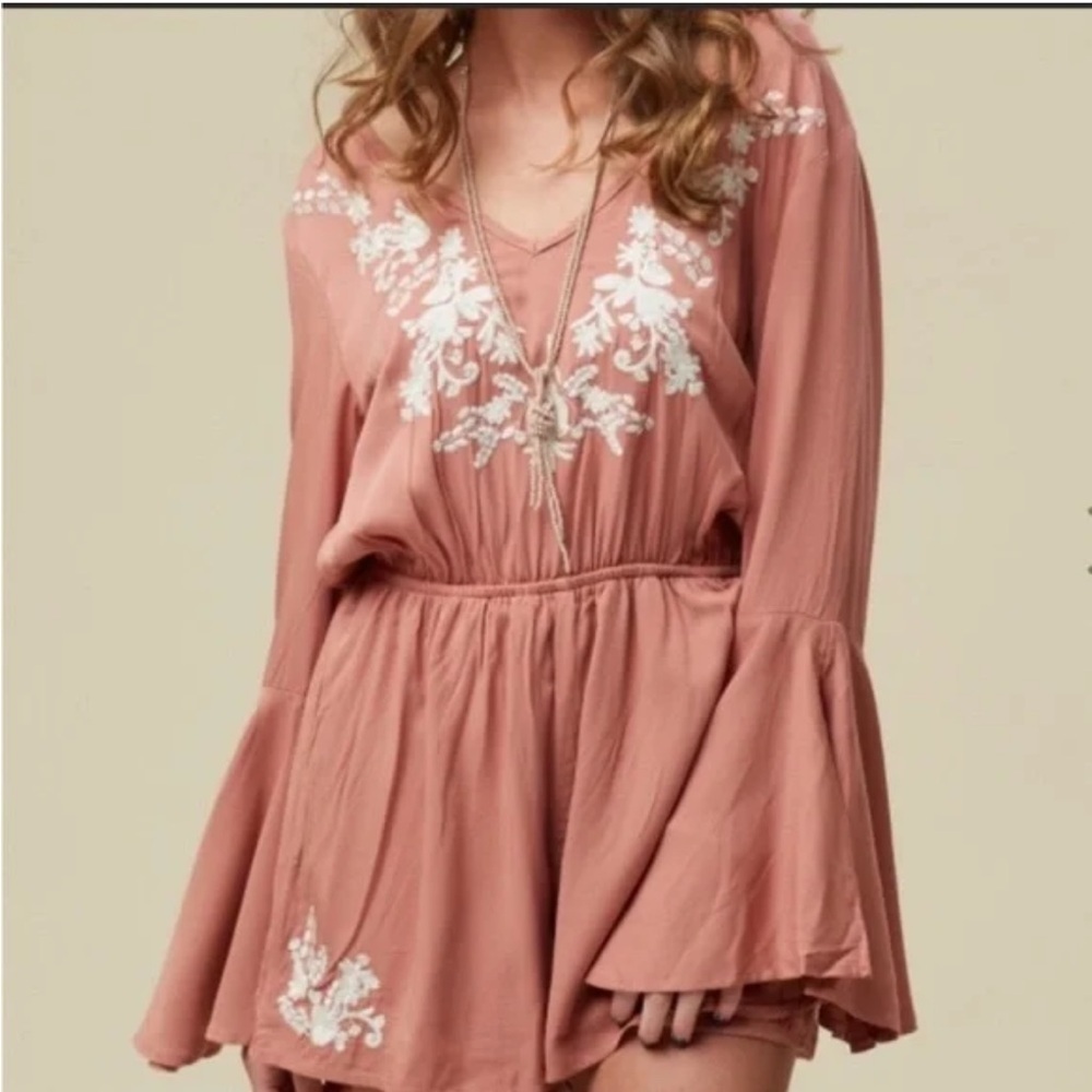 Brand New Altar’d State Salmon Marissa Romper Jumpsuit Embroidered Floral Boho - Picture 2 of 16